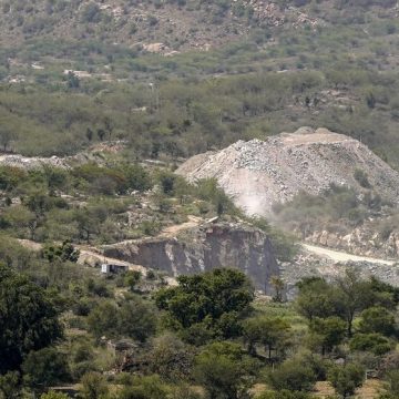 137748a7-b3ea-44e3-a658-eeda48aae7ea Menace sur les monts Aravallis