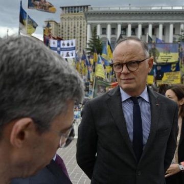 1b258a19-0f71-4265-b37b-ba6d27aefd33 Réactions des politiciens français aux critiques sur leurs visites en Ukraine
