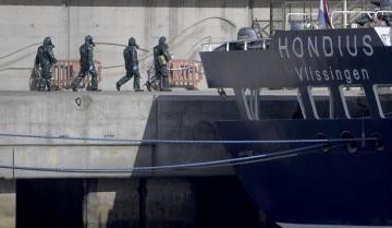 20f35143-a4f2-4071-b00b-34dcbd3e5e14 Hantavirus : L’arrivée au port de Rotterdam et les défis sanitaires