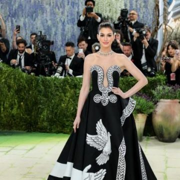 33a73d28-70f6-4a85-b66b-b2c7e5fa23eb Anne Hathaway retrouve la vue après une décennie de cécité d’un œil