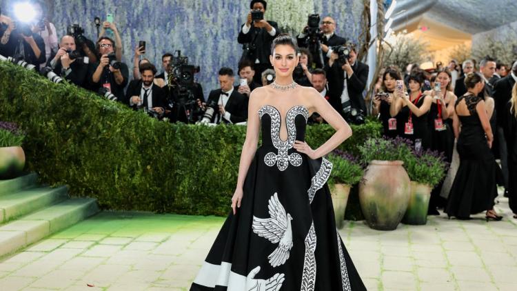 33a73d28-70f6-4a85-b66b-b2c7e5fa23eb Anne Hathaway retrouve la vue après une décennie de cécité d’un œil