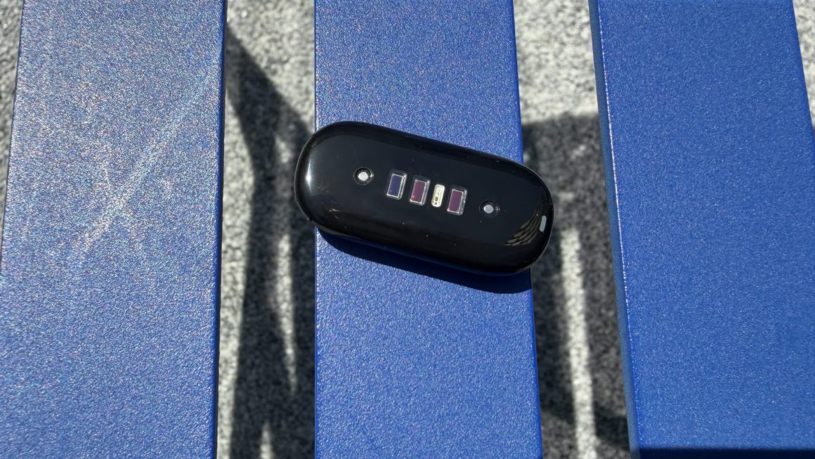 479ca21f-12fc-46b5-b25a-7a598896c9b7 Test du Fitbit Air: Le bracelet connecté sans écran