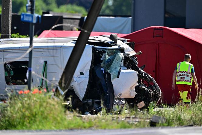 4b03d250-bc4e-4818-9d67-55bd2557d132 Accident tragique en Belgique : collision entre un car scolaire et un train