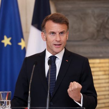Emmanuel Macron initie des investissements industriels pour l’électrification de la France