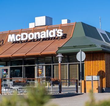 McDonalds restaurant exterior. View of the fast food restaurant on sunny day. FInland, Vantaa, 28feb2020 Des incidents dans le programme de fidélité McDonald’s France