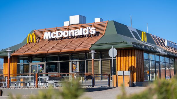 McDonalds restaurant exterior. View of the fast food restaurant on sunny day. FInland, Vantaa, 28feb2020 Des incidents dans le programme de fidélité McDonald’s France