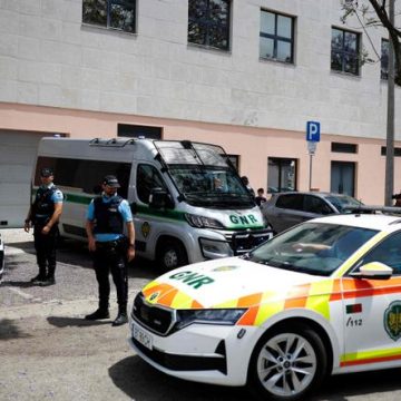 699f6991-e2ae-4977-9510-83ea700a2ec7 Deux enfants retrouvés seuls au Portugal: leur mère placée en détention