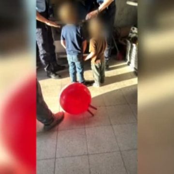 Deux enfants retrouvés seuls en bord de route au Portugal: mesures et implications