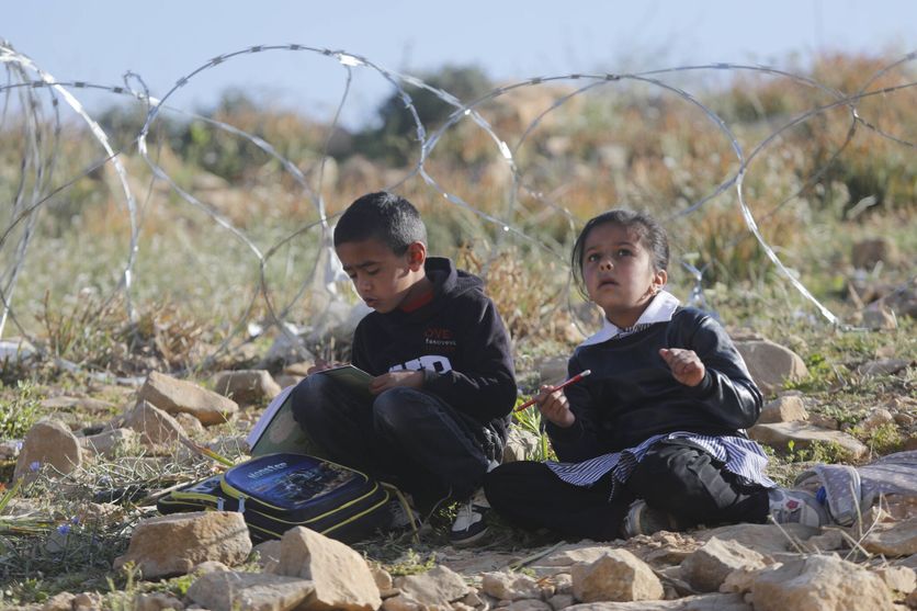 Israeli settlers block the main road leading to schools in Khirbet Umm al-Khair, near Hebron, in the southern West Bank, by erecting a fence, Les Enfants Palestiniens et les Défis de l’Éducation en Cisjordanie Occupée