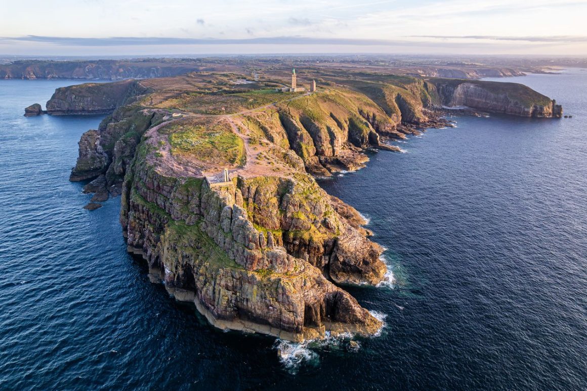 Der Leuchtturm Phare du cap Fréhel in der Bretagne bei Sonnenuntergang Découvrez les Joyaux Cachés de France pour se Ressourcer