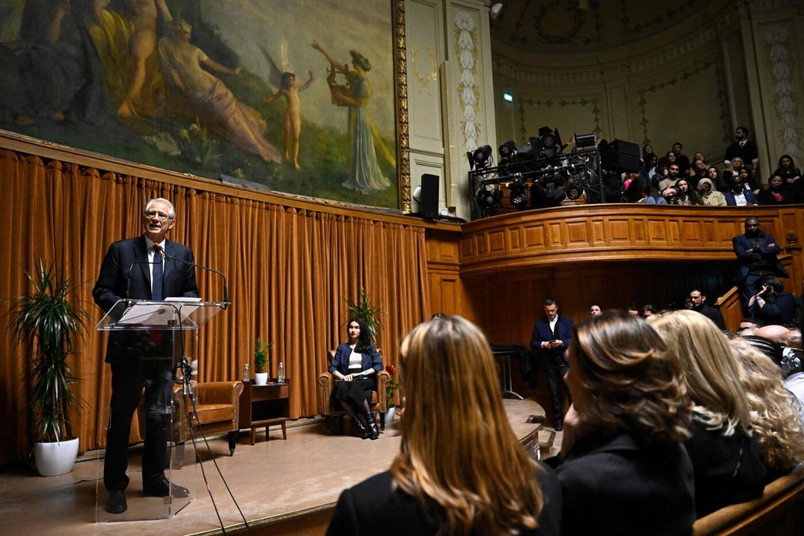 Dominique de Villepin présente ses ambitions à la Sorbonne pour 2027