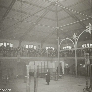 9c2e4429-9272-417e-a943-eb6f4bda0981 Photos inédites de la rafle du 14 mai 1941 exposées au Mémorial de la Shoah