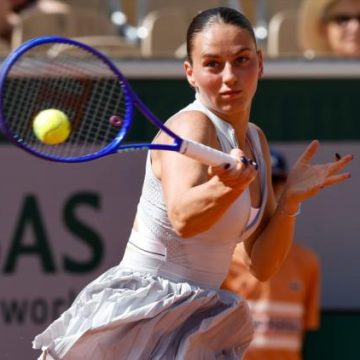 9c438972-3da1-4e02-afea-17976cf6212b Emotions et Victoire pour Marta Kostyuk au Premier Tour de Roland-Garros