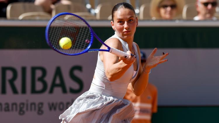 9c438972-3da1-4e02-afea-17976cf6212b Emotions et Victoire pour Marta Kostyuk au Premier Tour de Roland-Garros