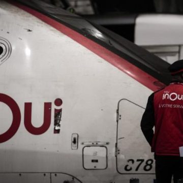 Deux TGV Bloqués par un Défaut Électrique près de Lyon