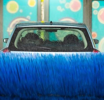 Automatic car wash in action, car wash clean, brushes. Soft focus Que faire en cas de problème avec une station de lavage ?