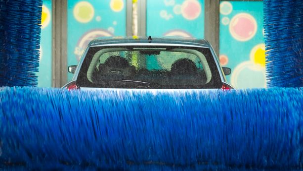 Automatic car wash in action, car wash clean, brushes. Soft focus Que faire en cas de problème avec une station de lavage ?