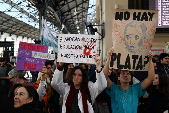 c23f6045-9738-429c-8204-a636ec389958 Manifestations massives contre l’austérité universitaire en Argentine