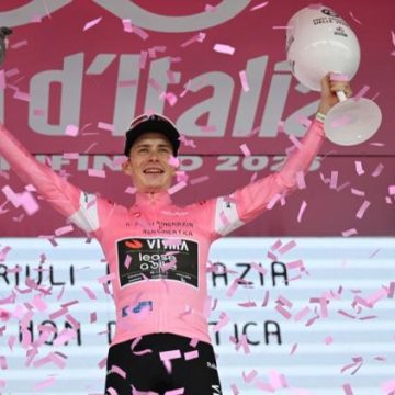 c3a07e02-0257-4070-9660-e800eddec453 Jonas Vingegaard Maintient le Maillot Rose avant la Dernière Étape
