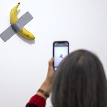 e88e7321-cc21-43ca-a5d9-a69ca9039665 Vol d’une œuvre emblématique : la banane de Maurizio Cattelan dérobée