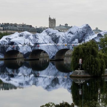 e8f574d4-9d1d-4477-8777-a2f0b0f46235 La Caverne du Pont-Neuf : Une Œuvre Éphémère par JR