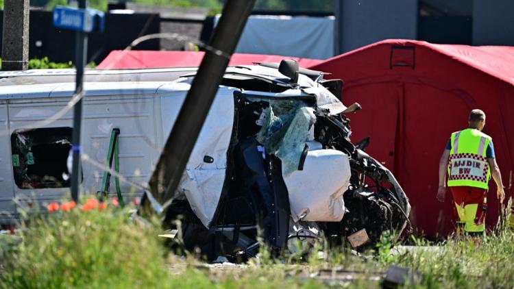 e9d19dbe-1bac-4a3e-a03c-8135e862677f Accident tragique entre un train et un car scolaire en Belgique