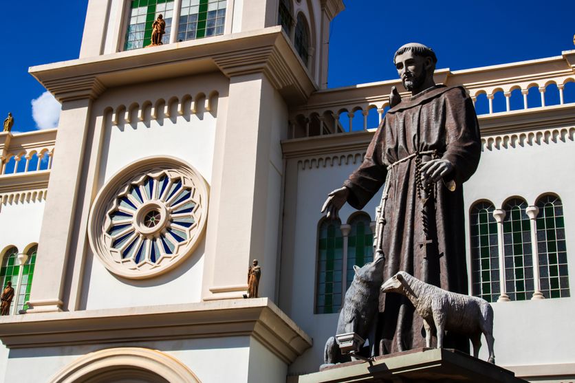 Assis, SP, Brazil, August 12, 2019. Statue of Saint Francis of Assisi in front of the Cathedral of the Sacred Heart of Jesus in Assis. A historical landmark of faith and architecture. Lecture de la vie relationnelle de François d’Assise
