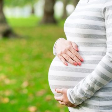 Happy and young pregnant woman in park in summer La Cour de cassation et les enfants nés par GPA