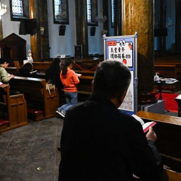 Accord Vatican-Pékin : Controverse et Conséquences pour les Catholiques Chinois