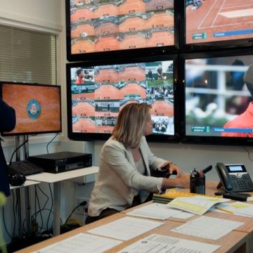 ROLAND GARROS, ENTRE LES LIGNES Roland-Garros, entre les lignes : la face cachée de la terre battue