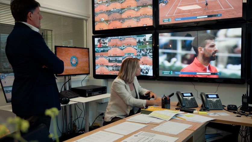 ROLAND GARROS, ENTRE LES LIGNES Roland-Garros, entre les lignes : la face cachée de la terre battue