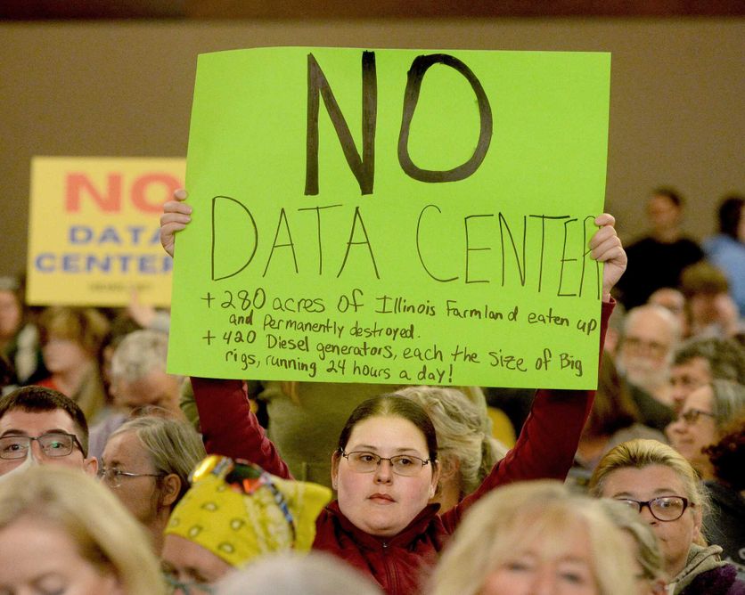 Some of those attending the Sangamon County Board meeting in which a zoning vote would be made on the data centers let their Américains Inquiets : La Politique Comme Réponse aux Centres de Données