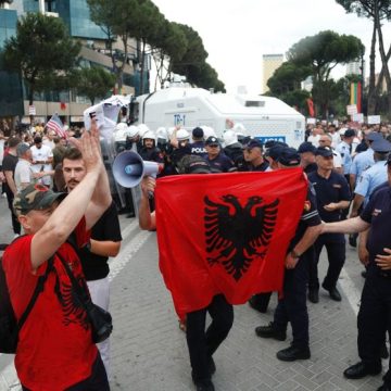 0380d0b4-a83f-46a1-9db7-3300f5fc7083 Manifestations en Albanie contre un projet touristique controversé