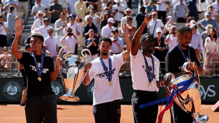 0667d243-1855-4e9e-a7f2-94207b57eec3 Les Joueurs du PSG Rayonnent à Roland-Garros avec le Trophée de la Ligue des Champions