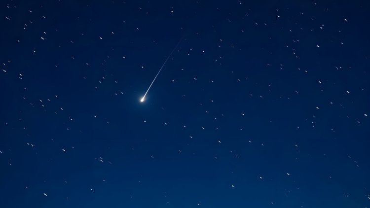 08817881-6749-4364-8eeb-7469ea2b4647 Un bolide lumineux illumine le ciel parisien
