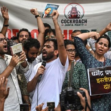 Manifestation du Parti du peuple des cafards pour la démission du ministre de l’Éducation en Inde
