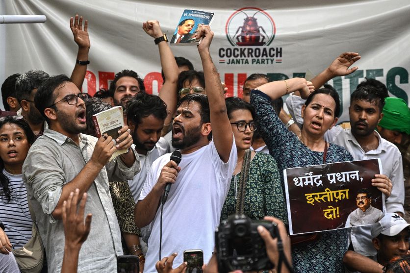 12045e2c-7514-4de2-9727-1428486f0805 Manifestation du Parti du peuple des cafards pour la démission du ministre de l’Éducation en Inde
