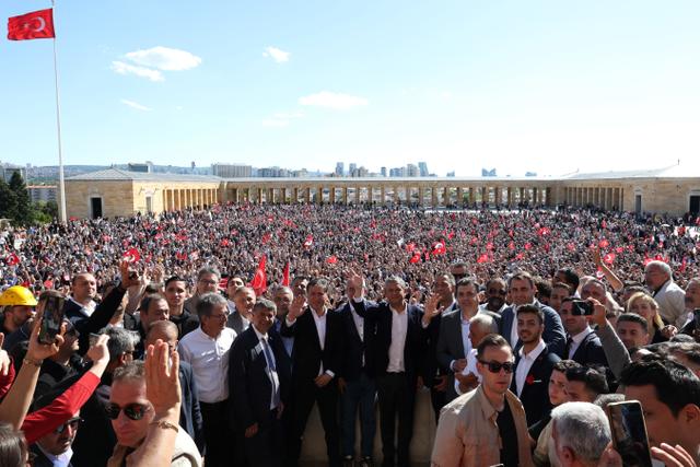 17849972-f8a3-4c7f-801b-7b9b078c0c41 L’affrontement politique au sein du CHP en Turquie