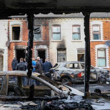 22da197b-2f67-42ca-9218-8feb6f5f5634 Violences à Belfast après une agression au couteau