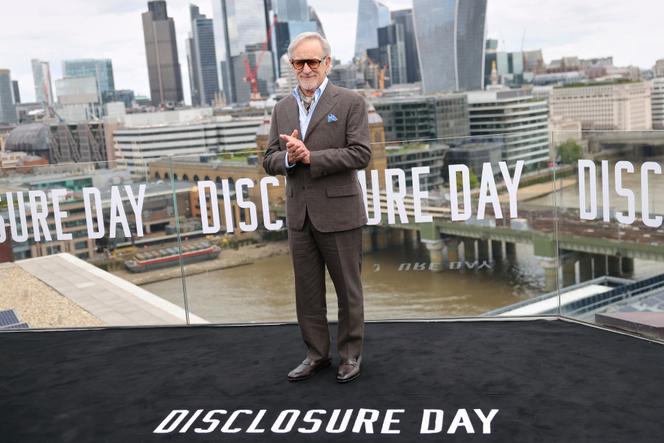 2389f0d5-657d-4078-8f69-1a353994434a Décryptage de « Disclosure Day » et sa Symbolique Politique