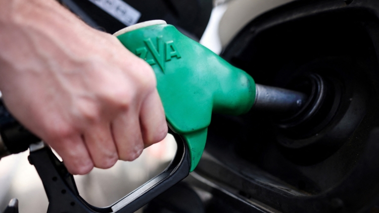 2bc9b3fe-11db-42f0-9bf5-c3c525d00eb7 Hausse persistante des prix du carburant et impact sur les habitudes en France