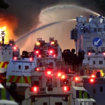 370a4010-26ed-4ef8-ac5b-18b0b957f589 Violences en Irlande du Nord : Émeutes et Réactions Suites d’une Attaque au Couteau