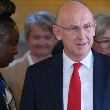 3cc3fa8d-1e04-4a4e-a0b3-92a587cef986 Le ministre britannique de la Défense quitte son poste après un désaccord budgétaire