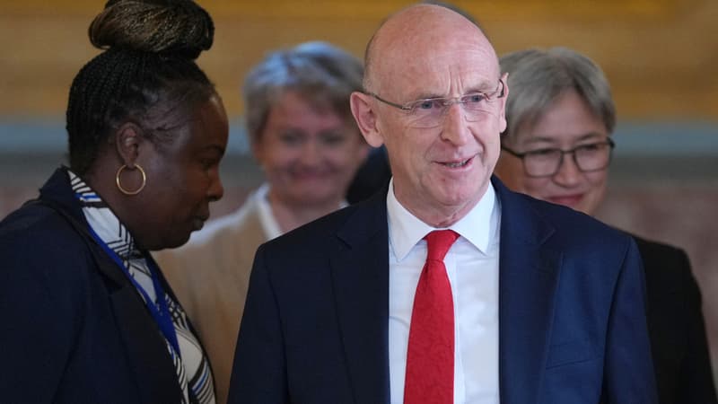 3cc3fa8d-1e04-4a4e-a0b3-92a587cef986 Le ministre britannique de la Défense quitte son poste après un désaccord budgétaire