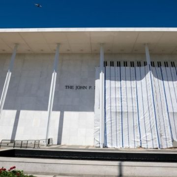 4d3a4ccc-25cb-4cd7-b643-2a4899f4a2f6 Le Kennedy Center : Retrait du nom de Trump et rénovation suspendue