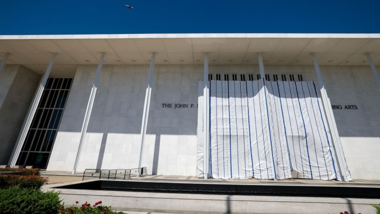 4d3a4ccc-25cb-4cd7-b643-2a4899f4a2f6 Le Kennedy Center : Retrait du nom de Trump et rénovation suspendue