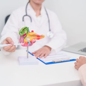 Elderly Patient consultation with doctor for Pancreas, Gallbladder, Bile Duct, Duodenum, Small intestine. Pancreatic cancer, Acute and Chronic pancreatitis, Digestive system and medical healthcare Un nouvel espoir pour le cancer du pancréas : Un traitement prometteur double la survie des patients