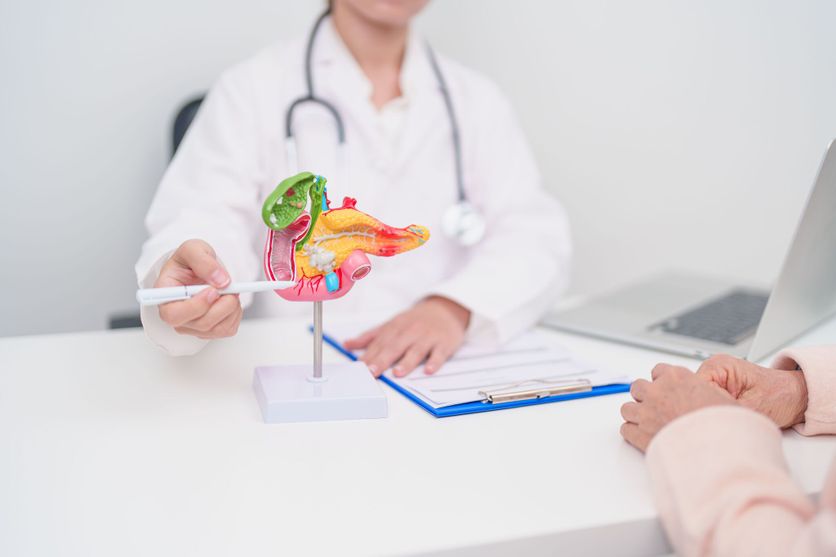 Elderly Patient consultation with doctor for Pancreas, Gallbladder, Bile Duct, Duodenum, Small intestine. Pancreatic cancer, Acute and Chronic pancreatitis, Digestive system and medical healthcare Un nouvel espoir pour le cancer du pancréas : Un traitement prometteur double la survie des patients