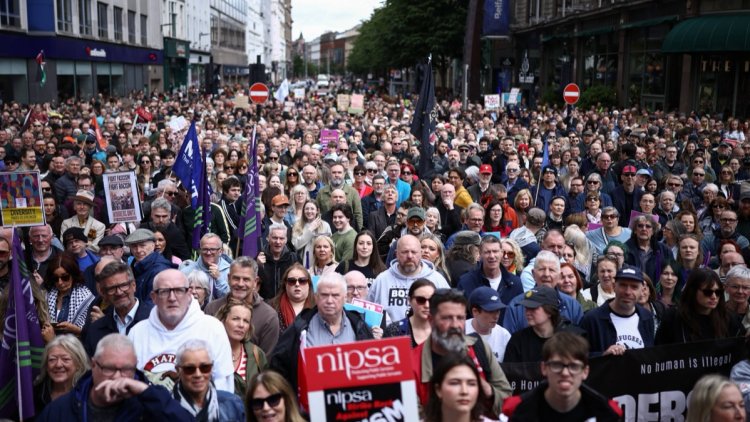 5ae88c3b-6d97-43a6-9f51-c2f8cbdecc54 Rassemblement à Belfast après une attaque au couteau
