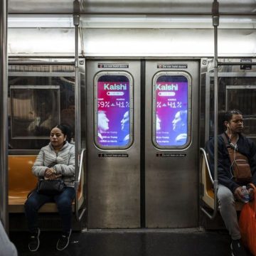 Aggressive marketing by the prediction market site Kalshi includes these New York City subway ads seen on Nov. 5, 2024. (Karsten Moran/The New York Times) L’essor des marchés prédictifs et le pari sur l’avenir